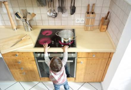 警惕！蚌埠三岁女孩厨房坠楼，侥幸生还警示家长加强安全防护